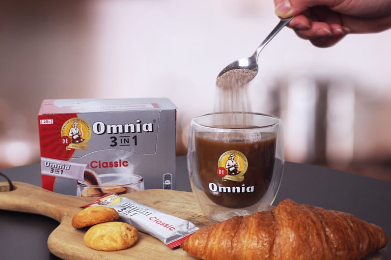Omnia 3in1 Classic coffee and a croissant
